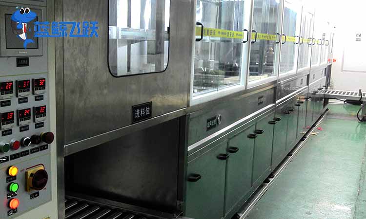 超声波碳氢清洗机：新能源电池壳油污怎么清洗更有效呢？