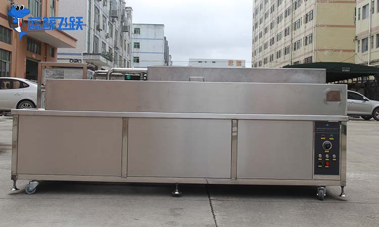 操作超声波清洗器时应做哪些保护？