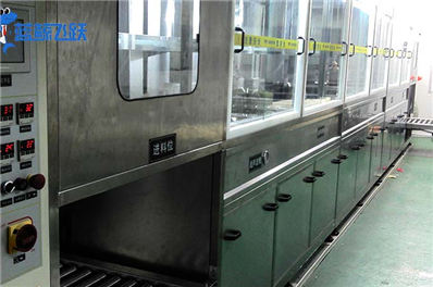 使用玻璃面板清洗机时如何避免损坏？